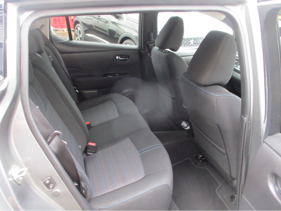 2022 Nissan Leaf - image 10