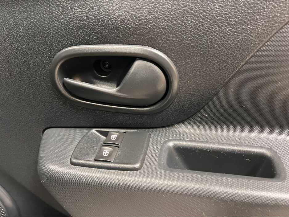 2020 Dacia Sandero Only 39,000 Kms Low Kms As New 2020 Dacia Sandero Petrol Manual www.bolands.ie Est.1955 €11,750