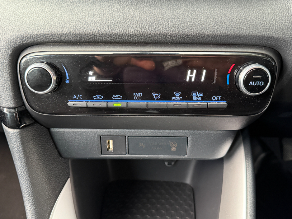 2023 Toyota Yaris 1.5 HYBRID..REAR CAMERA..APPLE CARPLAY €16,900