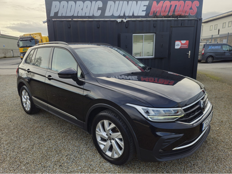 2023 Volkswagen Tiguan - image 2
