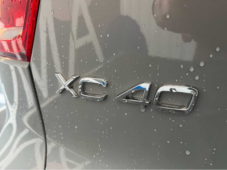 2023 Volvo XC40 - image 6