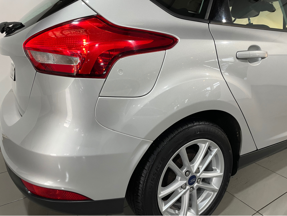 2016 Ford Focus - image 9