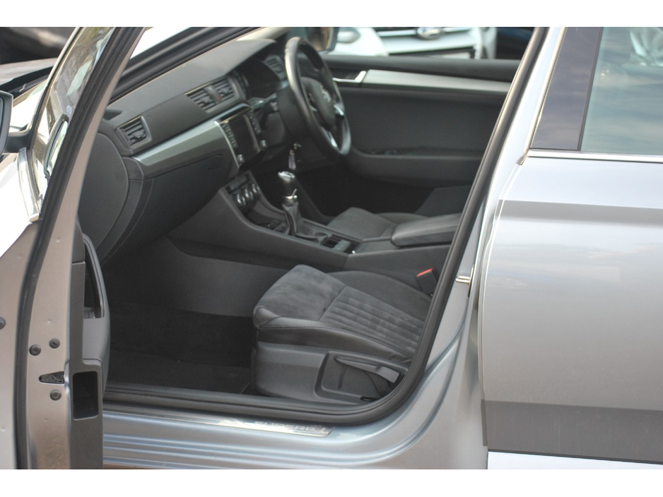 2017 Skoda Superb - image 8