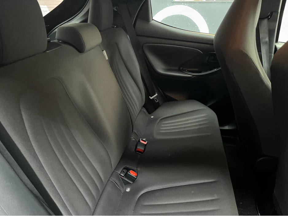 2020 Toyota Yaris - image 10