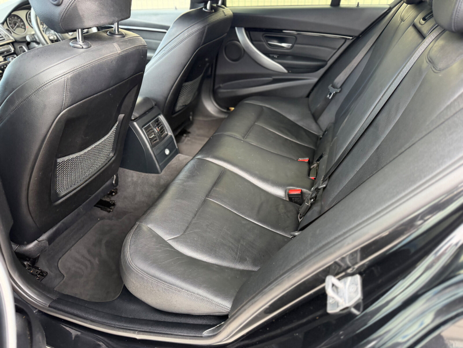 2017 BMW 3 Series - image 13