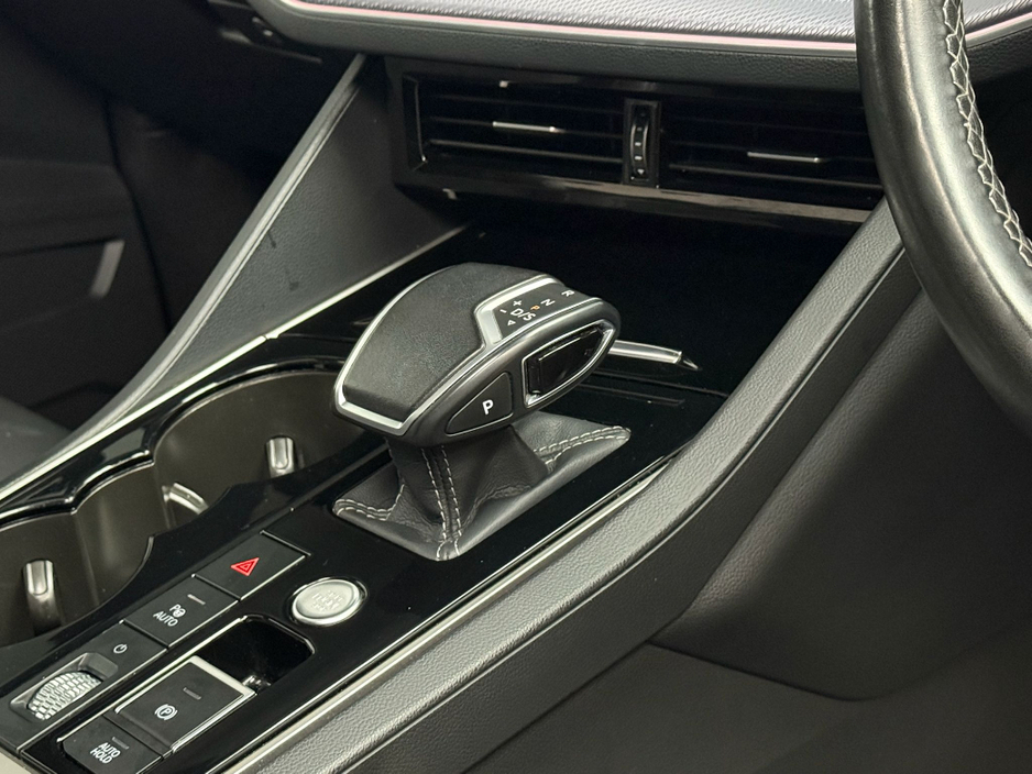 2020 Volkswagen Touareg - image 22