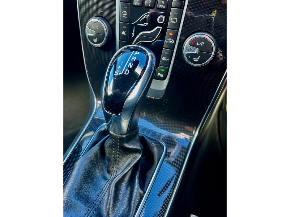 2019 Volvo V40 - image 34