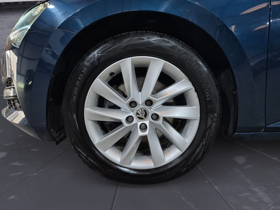 2021 Skoda Superb - image 10