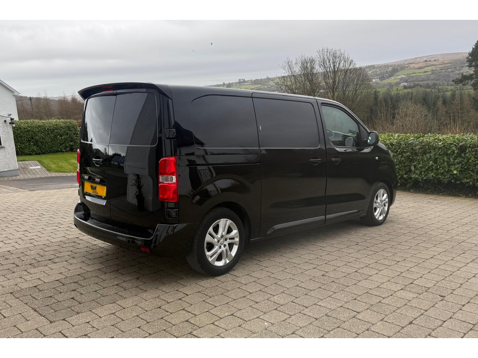 2020 Vauxhall Vivaro - image 3