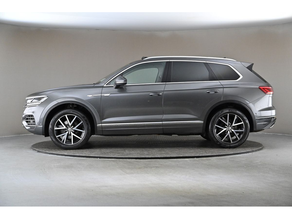 2019 Volkswagen Touareg - image 5