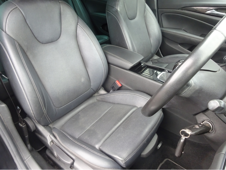 2021 Opel Insignia - image 10