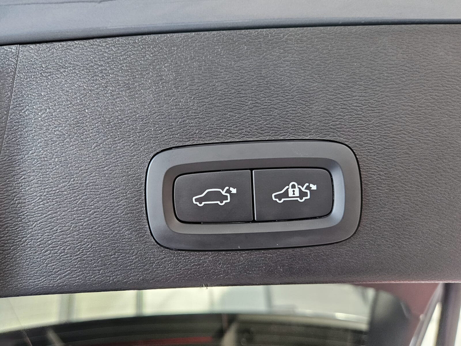 2023 Volvo XC40 - image 6