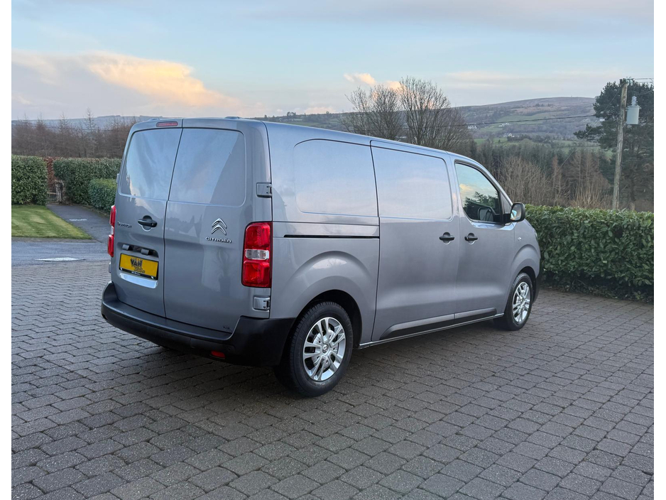 2021 Citroen Dispatch - image 3