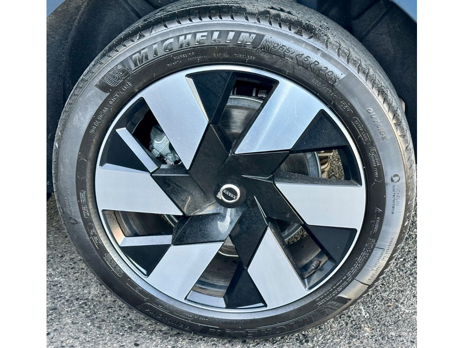 2025 Volvo XC60 - image 9