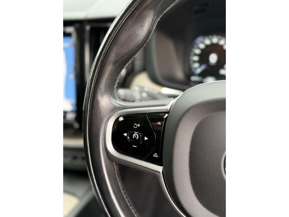 2020 Volvo XC60 - image 21