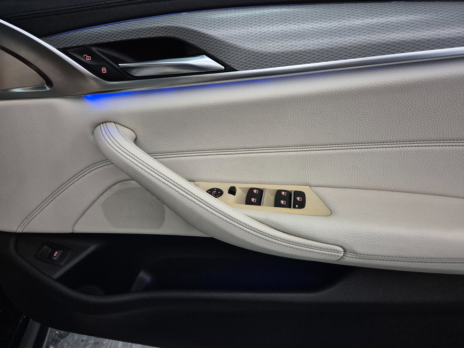 2017 BMW 5 Series - image 21