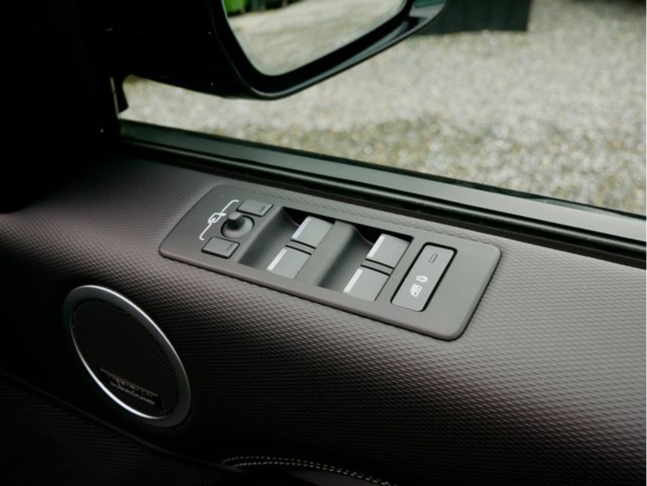 2025 Land Rover Discovery - image 21