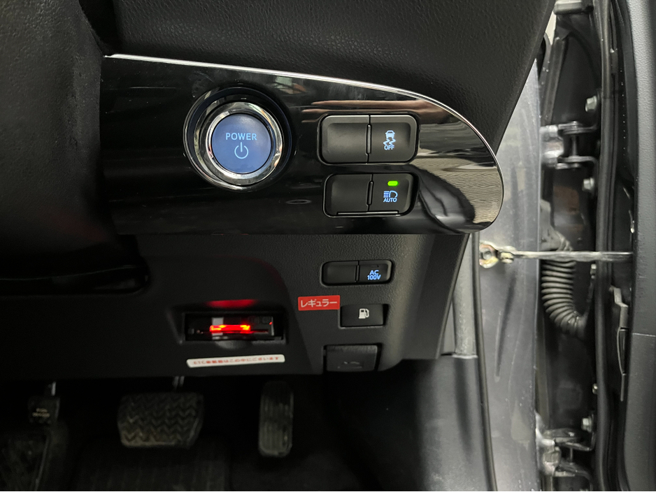 2022 Toyota Prius - image 12