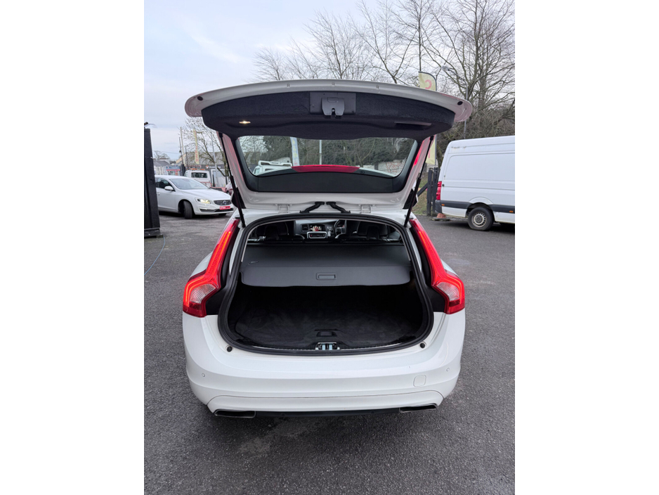 2015 Volvo V60 - image 12