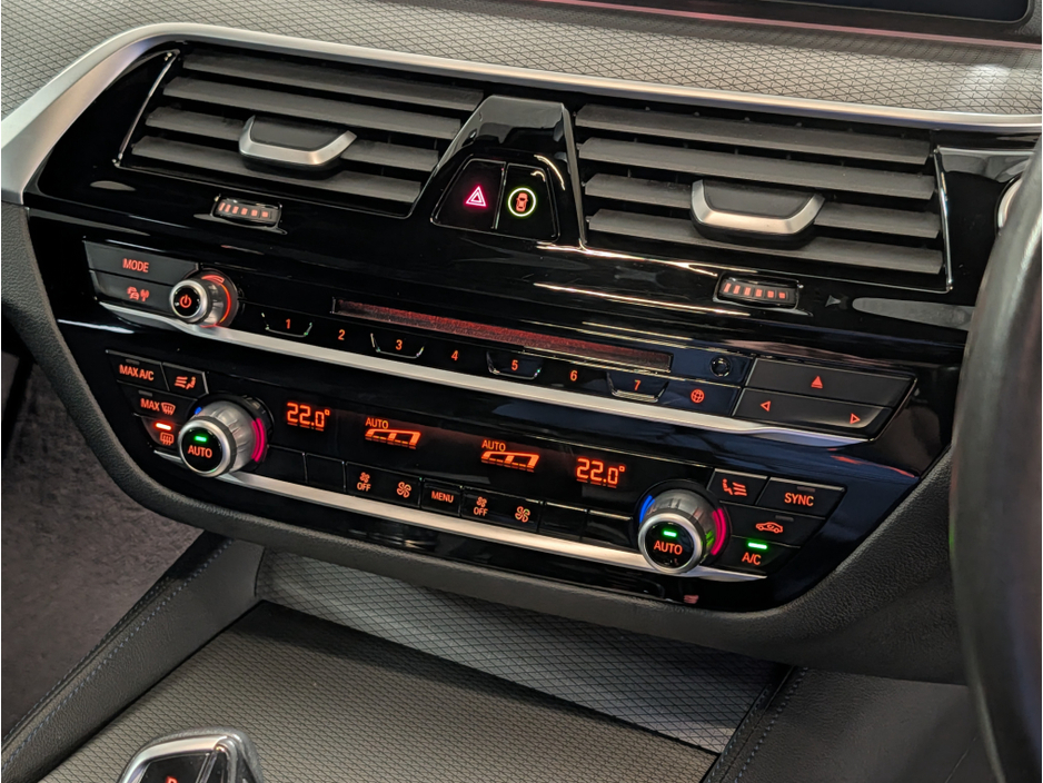 2020 BMW 5 Series - image 23