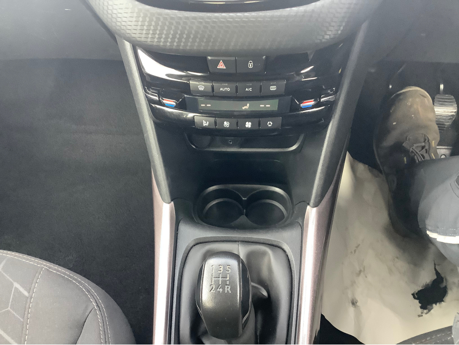 2016 Peugeot 2008 - image 4