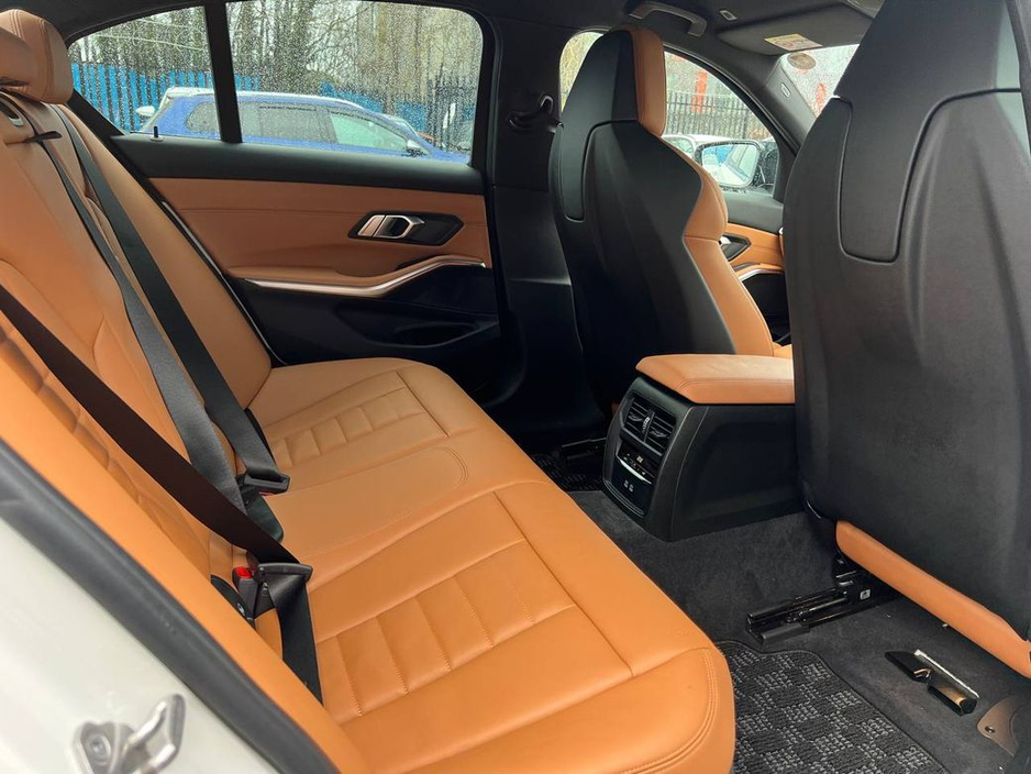 2021 BMW 3 Series - image 8