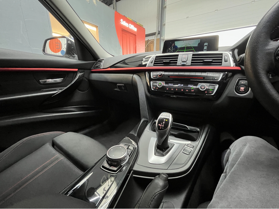 2016 BMW 3 Series - image 17