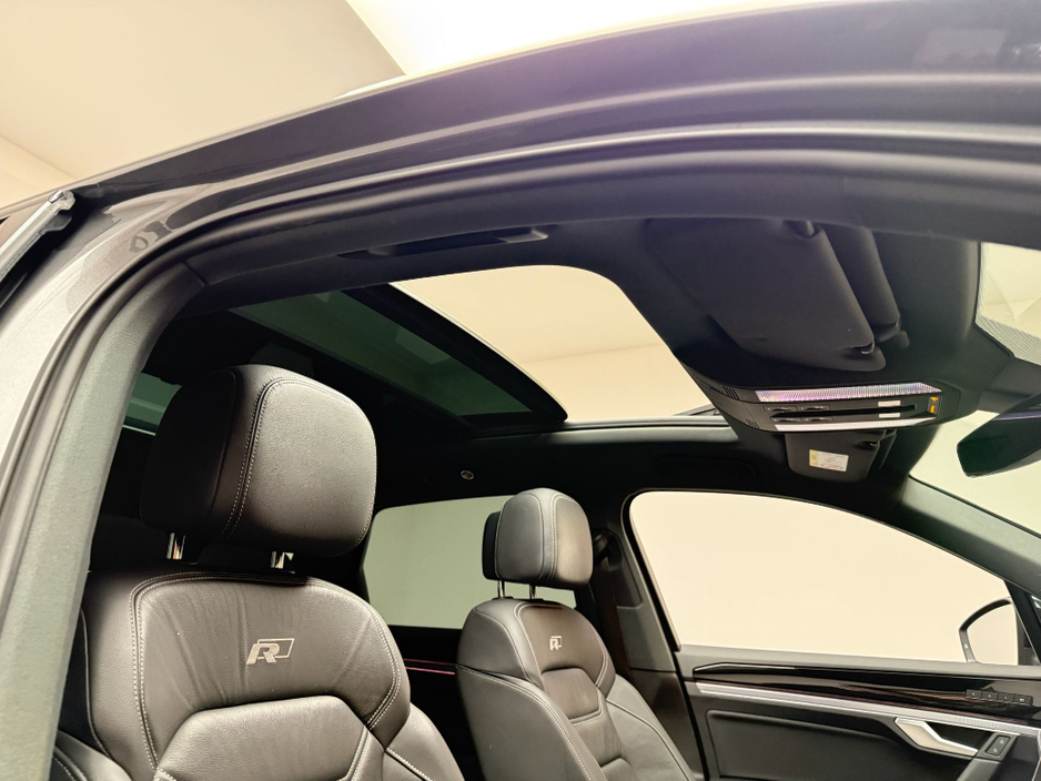 2020 Volkswagen Touareg - image 12