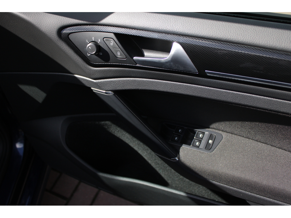 2015 Volkswagen Golf - image 10