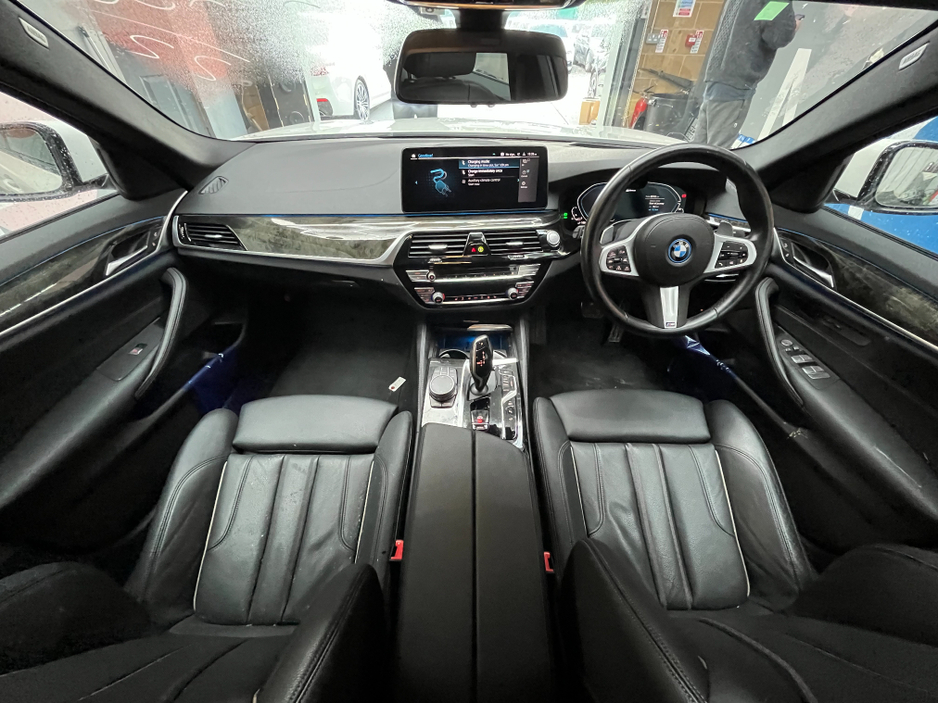 2022 BMW 5 Series - image 22