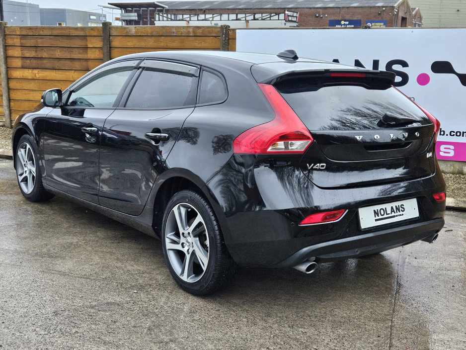 2016 Volvo V40 - image 5