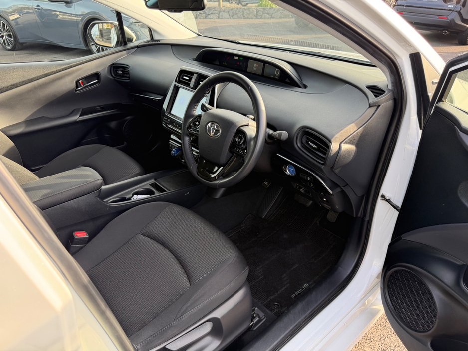 2021 Toyota Prius - image 2