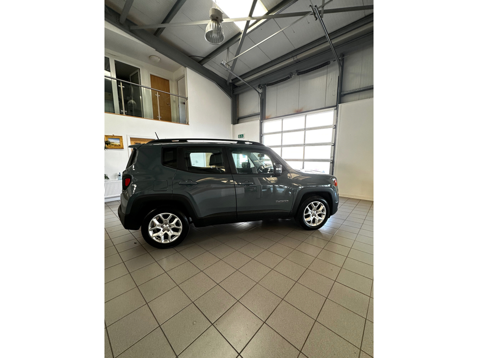 2017 Jeep Renegade - image 9