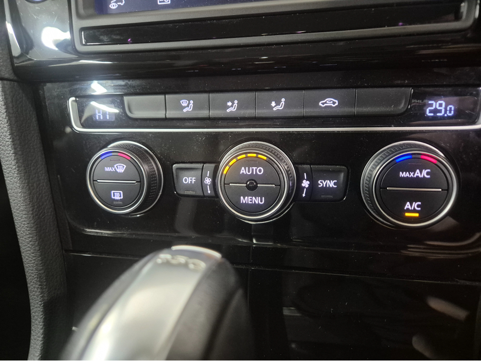 2015 Volkswagen Golf **HIGHLINE**ONLY 64000KMS**ALCANTARA SEATS*17" ALLOYS**LANE ASSIST**KEYLESS ENTRY AND START**ADAPTIVE CRUISE CONTROL**DUAL ZONE CLIMATE CONTROL**REVERSE CAMERA**BLUETOOTH STREAMING**FOLDING MIRRO €15,449