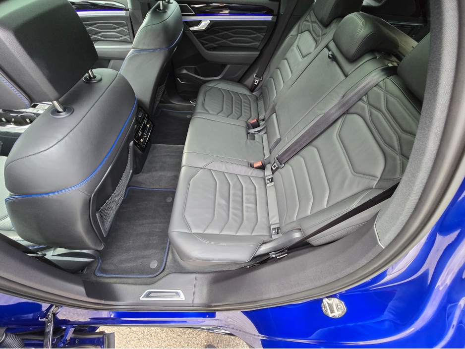 2023 Volkswagen Touareg 3.0TSI V6 R-LINE 462BHP 5DR LAPIZ BLUE +MAXTON KIT STUNNING! €67,950