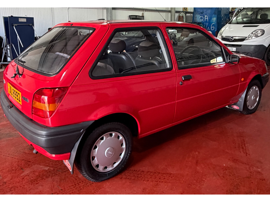 1994 Ford Fiesta - image 10