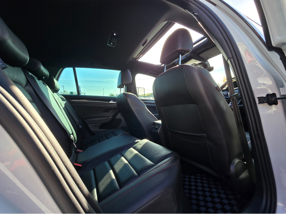 2017 Volkswagen Golf - image 2