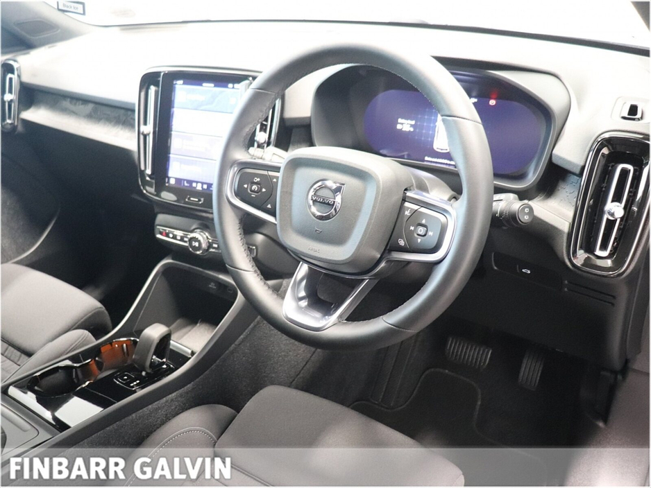 2025 Volvo XC40 - image 5