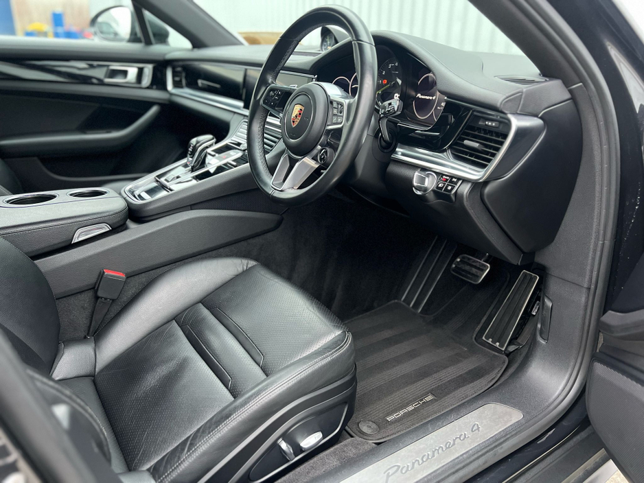2018 Porsche Panamera - image 20