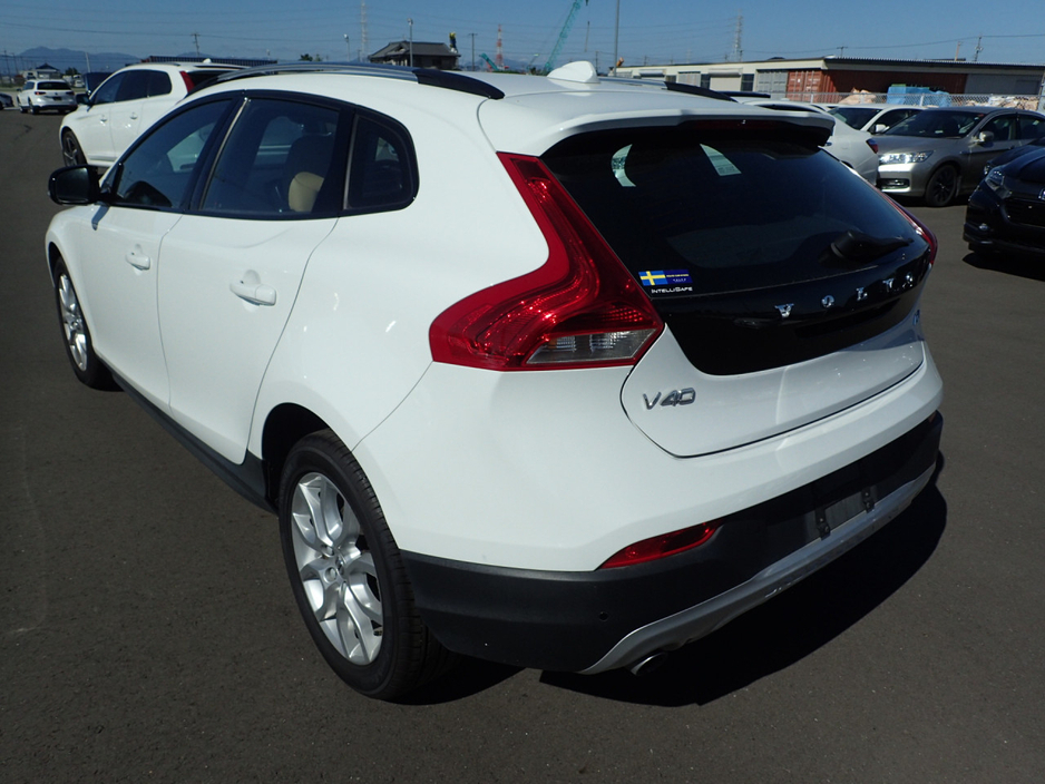 2018 Volvo V40 2.0 D4 CROSS COUNTRY SE LUXURY DIESEL 190 BHP AUTOMATIC // FULL LEATHER ELECTRIC SEATS // REVERSING CAMERA // CRUISE CONTROL // LANE ASSIST // FULL HARMAN KARDON SURROUND SOUND SYSTEM // TOP SPEC €17,950