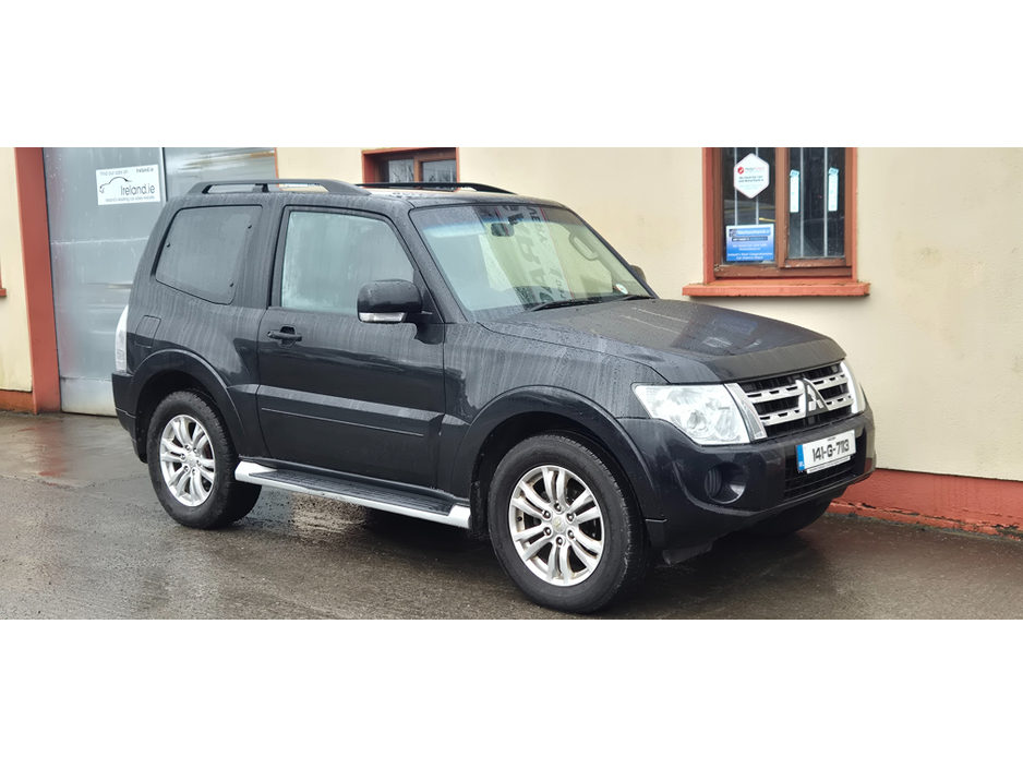 2014 Mitsubishi Pajero - image 5