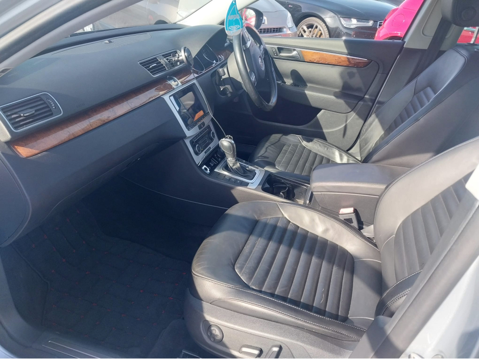 2011 Volkswagen Passat - image 11