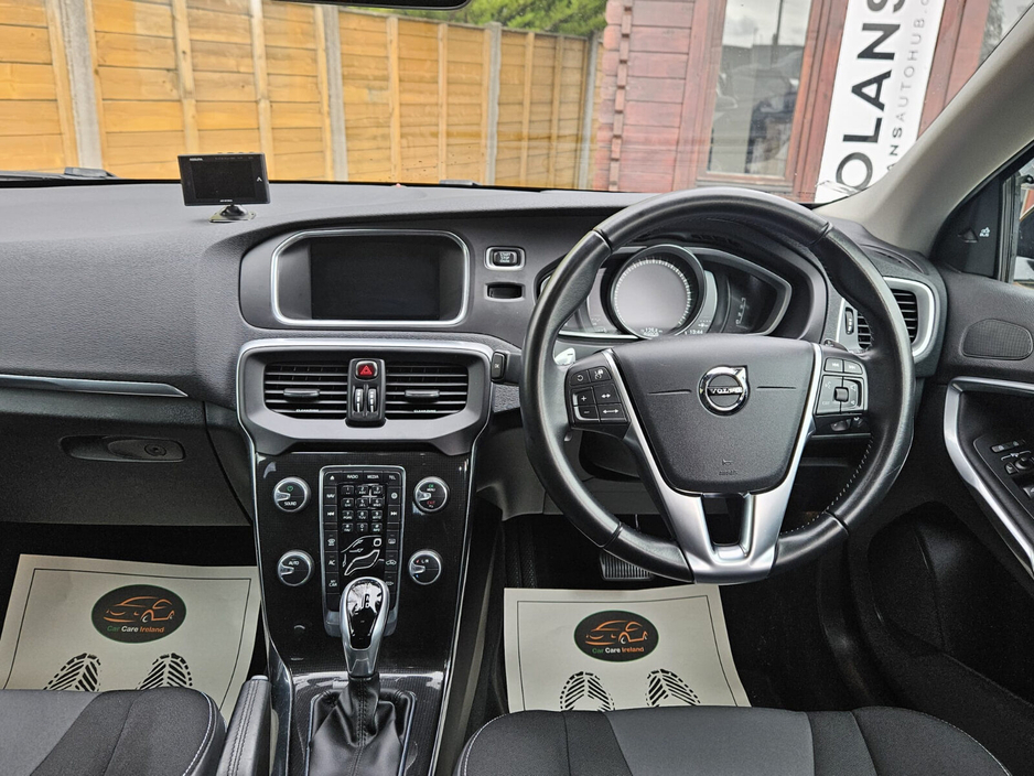 2016 Volvo V40 - image 26