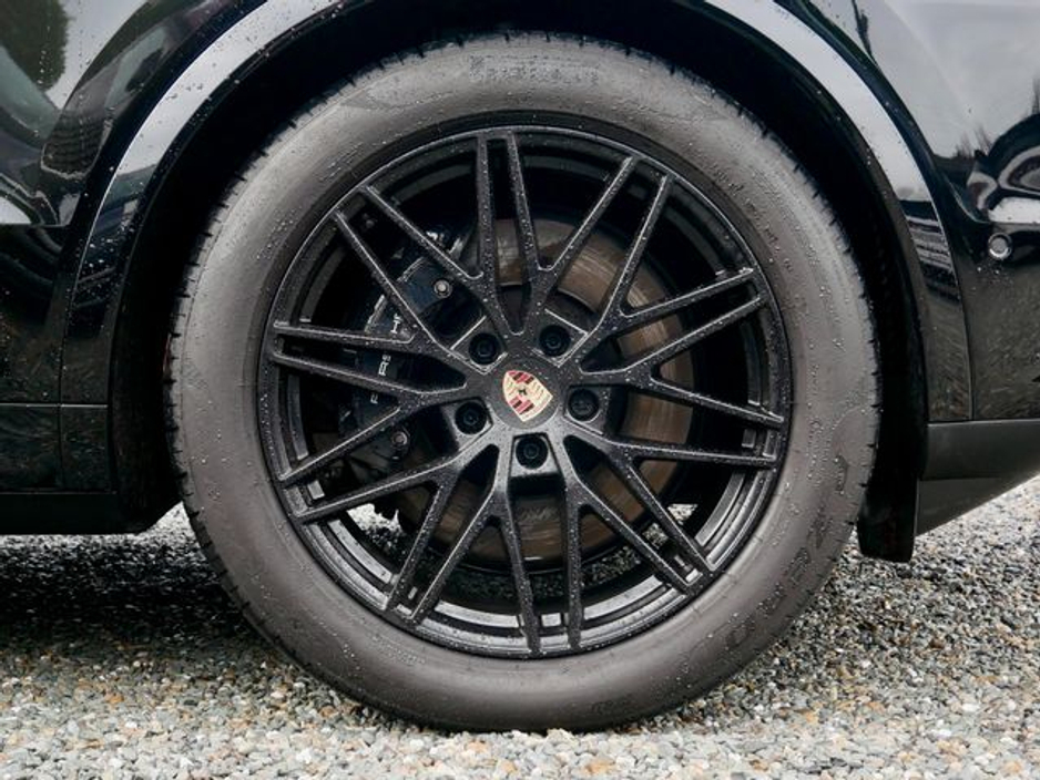 2025 Porsche Cayenne - image 13