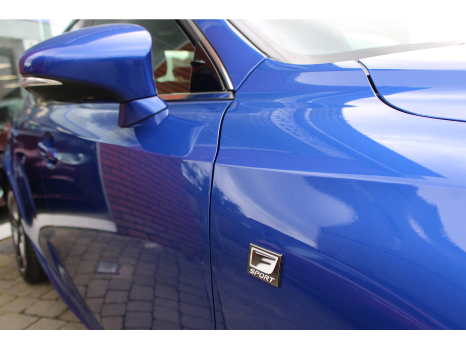 2015 Lexus IS 300 h - image 16