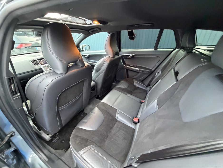 2017 Volvo V60 - image 36