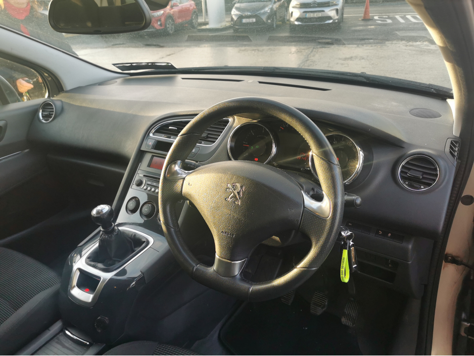 2014 Peugeot 5008 ACTIVE 1.6 HDI 115 4DR €5,500