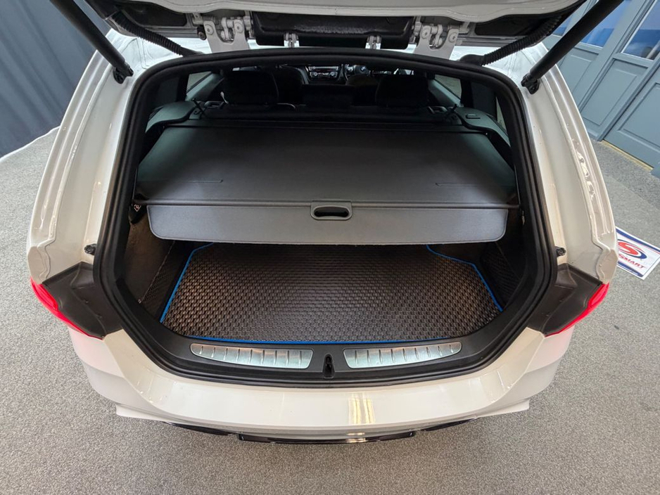 2017 BMW 3 Series - image 35