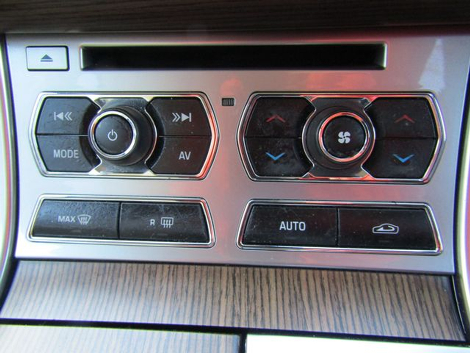 2014 Jaguar XF - image 34