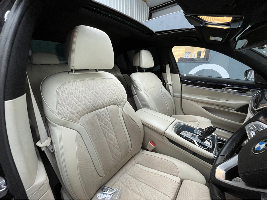 2016 BMW 7 Series - image 12